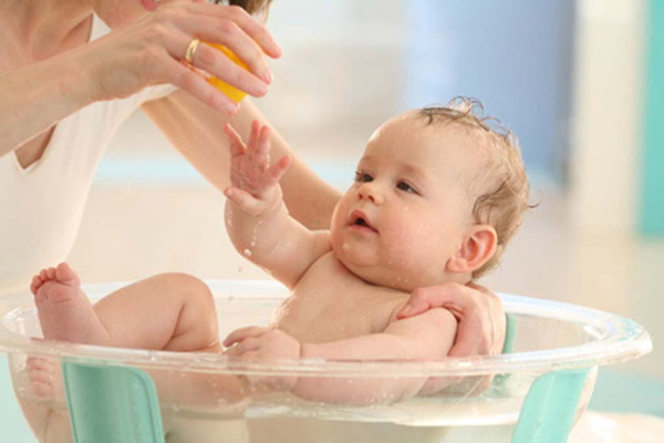 Nhiệt độ nước tắm cho trẻ sơ sinh bao nhiêu là phù hợp